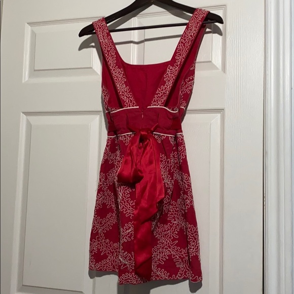 Vibrant red dress with white detailing - Picture 3 of 6